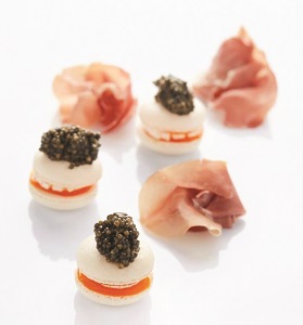 Jambon de Parme, melon et caviar pour un encas savoureux 